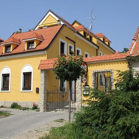 U Svateho Urbana Hotel Mikulov Bagian luar foto
