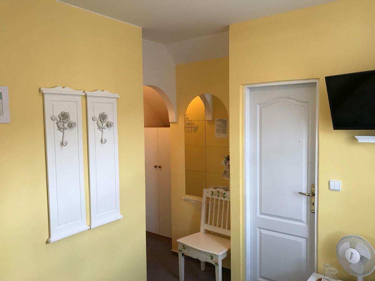 U Svateho Urbana Hotel Mikulov Bagian luar foto