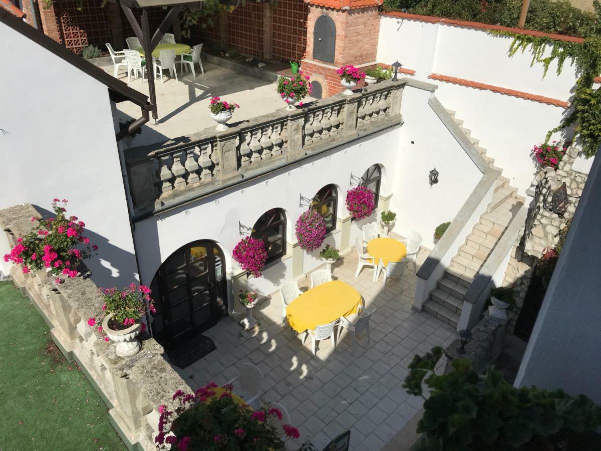 U Svateho Urbana Hotel Mikulov Bagian luar foto